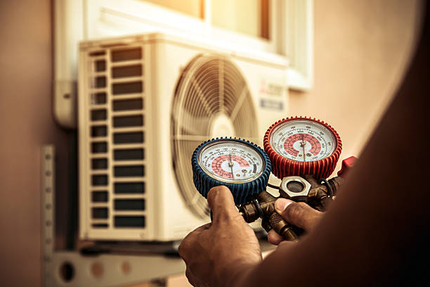 Professional Ac Installation technician working in Deerfield Beach, FL
